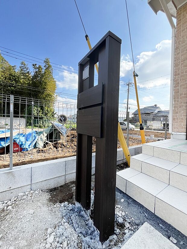 【その他現地】シンプルデザインのポスト。