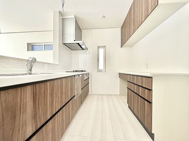 【キッチン】キッチンとお揃いのカップボード。全体に統一感ある仕上がりになっています。