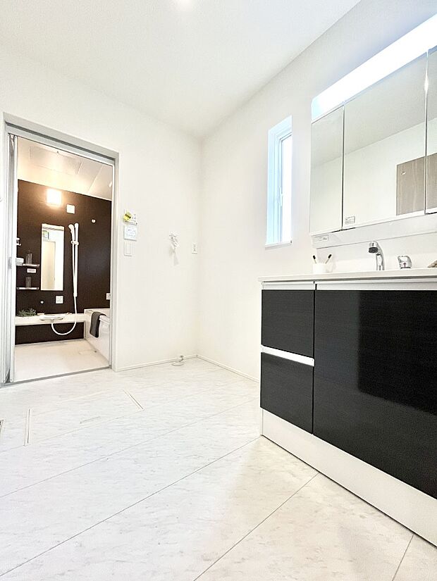 【脱衣場】清潔感のある快適空間です。毎日の身支度も気持ち良くお使い頂けます。 