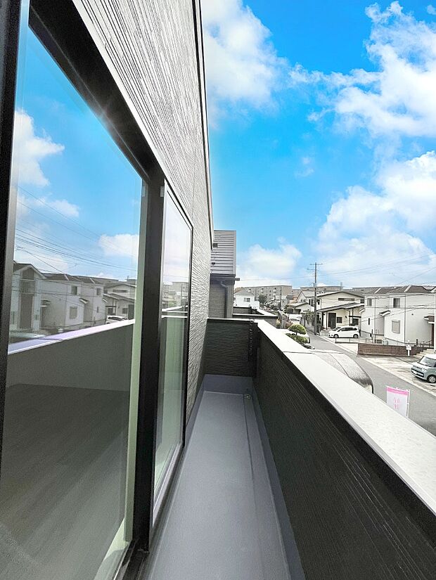 【バルコニー】暖かな陽光が降り注ぐバルコニーはお洗濯におすすめ。爽やかな風も心地よいです。 