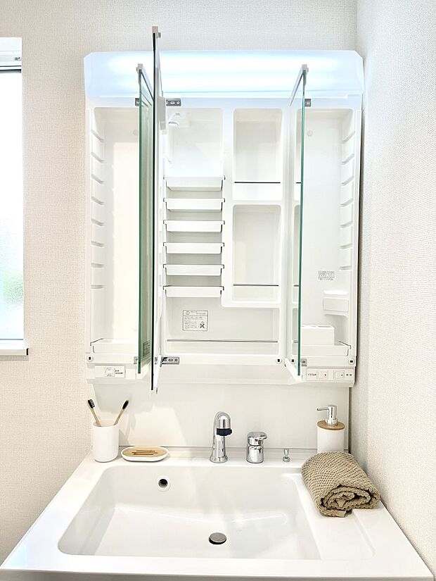 【三面鏡裏収納】三面鏡の裏に、化粧品や衛生用品などを収納可能。洗面台をすっきりと保ちます！