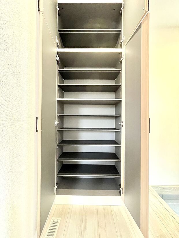 【シューズボックス】たっぷり収納できるシューズボックスで家族全員の靴も、玄関すっきり。