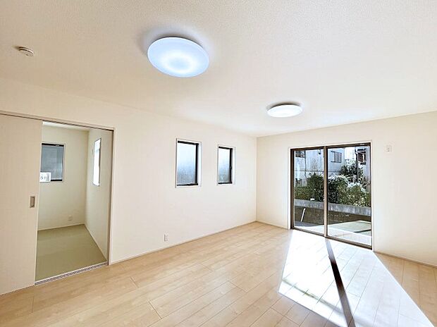 【リビングダイニング】大きな窓からたっぷりの陽光と風を感じられるリビング