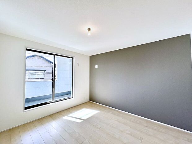 【寝室】明るいバルコニーサイドに洋室を設置。目覚めの良い寝室に。 