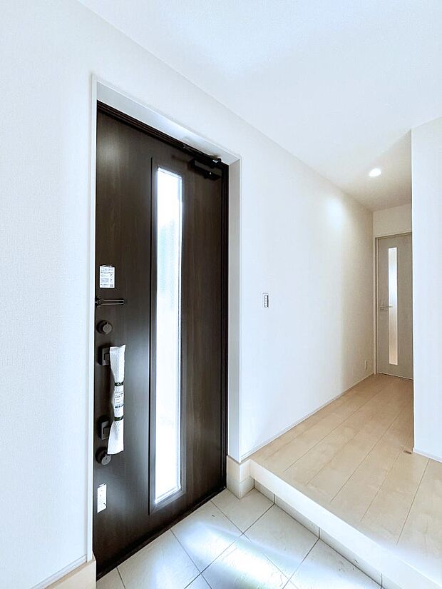 【玄関】ご家族やお客様を気持ちよくお出迎えできる穏やかな雰囲気の玄関です。