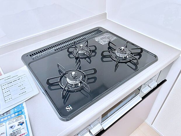 【Ｓｉセンサーコンロ】ガスコンロはＳｉセンサー搭載。火力調節や焦げ付き・消し忘れも防いでくれます。