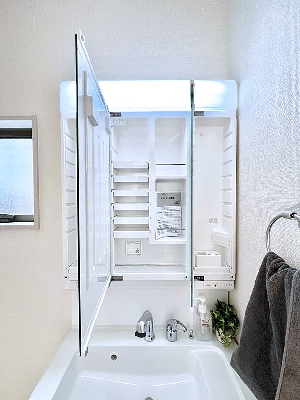 【三面鏡裏収納】三面鏡の裏に、化粧品や衛生用品などを収納可能。洗面台をすっきりと保ちます！