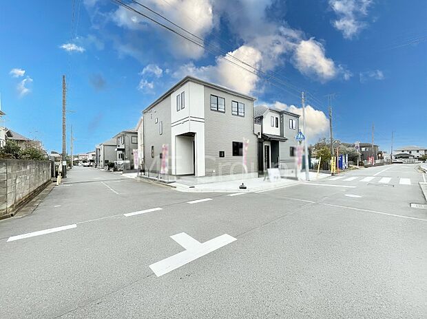 【前面道路含む現地写真】角地なので日当たりも良く、お家が堂々として見えます。