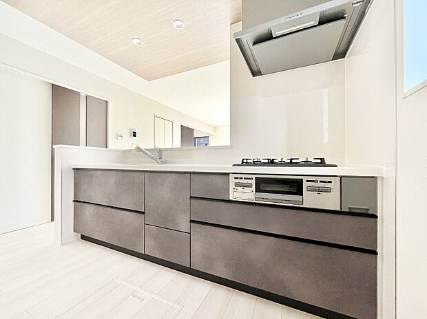 【ダイニングキッチン】リビングで遊ぶお子様を見守りながらお料理ができる対面キッチン。  