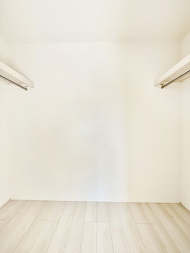 【ウォークインクローゼット】ウォークインクローゼット付きで生活空間を広く利用できます。