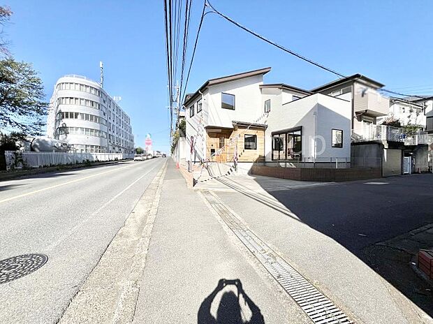 【前面道路含む現地写真】前面道路はきちんと整備されています  