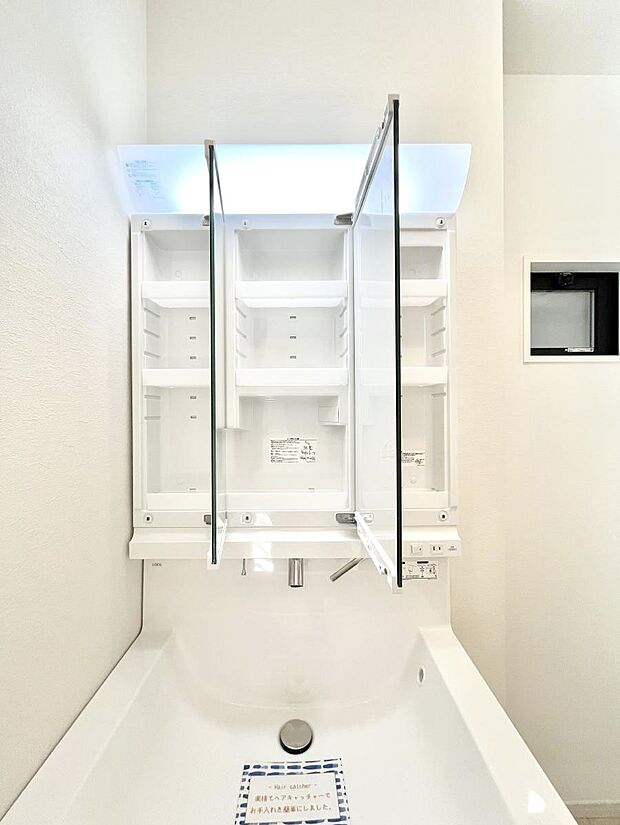 【三面鏡裏収納】三面鏡の裏に、化粧品や衛生用品などを収納可能。洗面台をすっきりと保ちます！