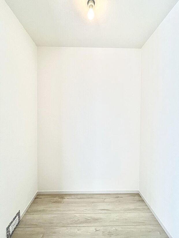 【ウォークインクローゼット】ウォークインクローゼット付きで生活空間を広く利用できます。