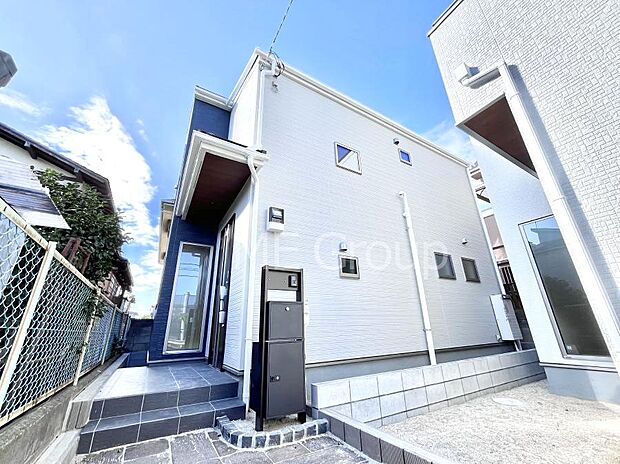 【現地外観写真】暮らしやすさと居心地の良さにこだわったシンプルで飽きのこないデザイン ！