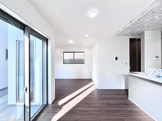 【ダイニング】大きな窓からたっぷりの陽光と風を感じられるリビング  