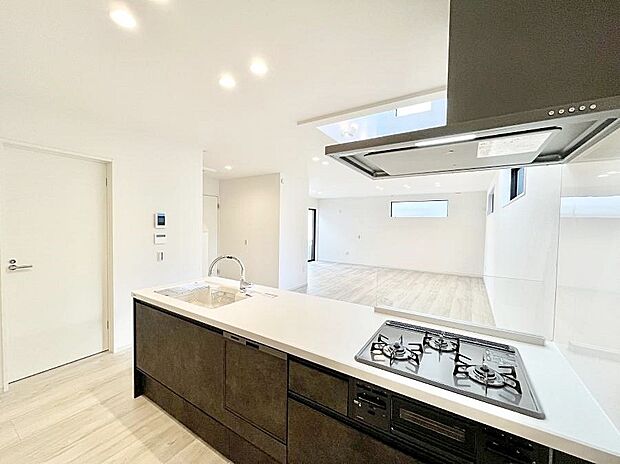 【ダイニングキッチン】リビングで遊ぶお子様を見守りながらお料理ができる対面キッチン。