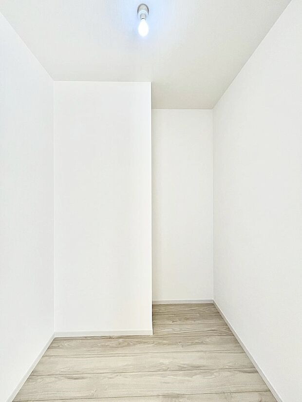 【ウォークインクローゼット】ウォークインクローゼット付きで生活空間を広く利用できます。