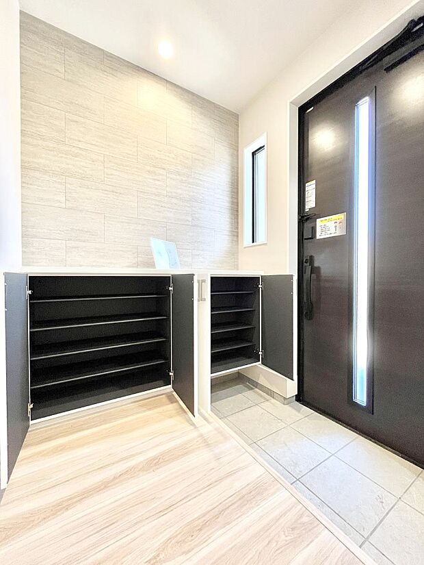 【シューズボックス】たっぷり収納できるシューズボックスで家族全員の靴も、玄関すっきり。