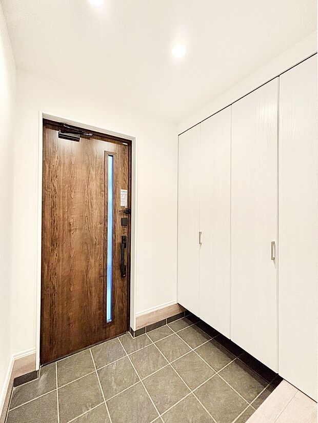 【玄関】明るい玄関はお客様をお出迎えするのにぴったりです！