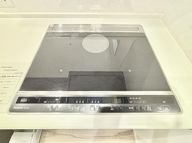 【IHクッキングヒーター】IHクッキングヒーターは天板の調理面がフラットなので調理後はサッと一拭きするだけ！