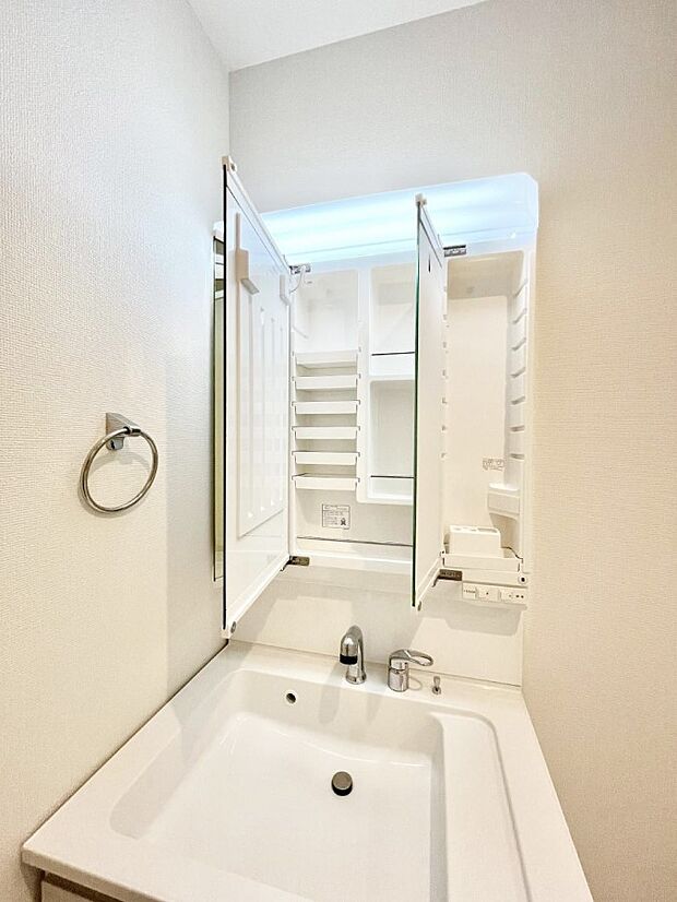 【三面鏡裏収納】三面鏡の裏に、化粧品や衛生用品などを収納可能。洗面台をすっきりと保ちます！