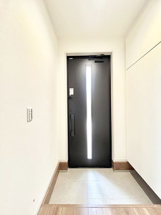 【玄関】明るい玄関はお客様をお出迎えするのにぴったりです！