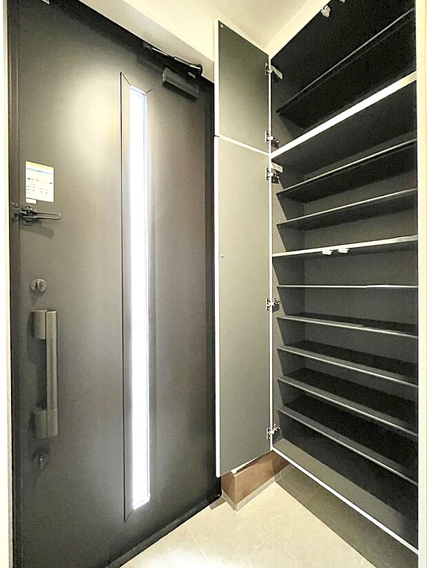 【シューズボックス】たっぷり収納できるシューズボックスで家族全員の靴も、玄関すっきり。