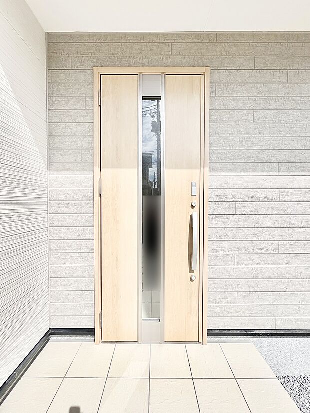 【玄関】玄関前は雨が降っても濡れにくい屋根付き