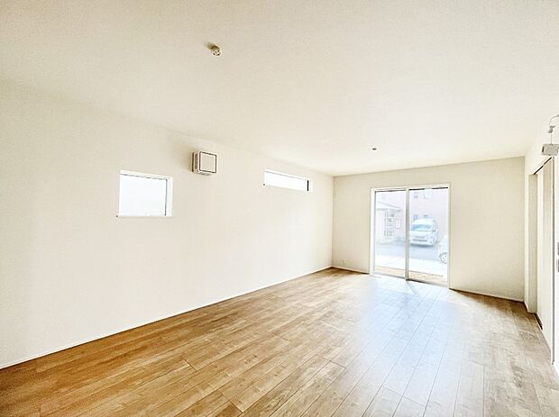 【リビングダイニング】大きな窓からたっぷりの陽光と風を感じられるリビング