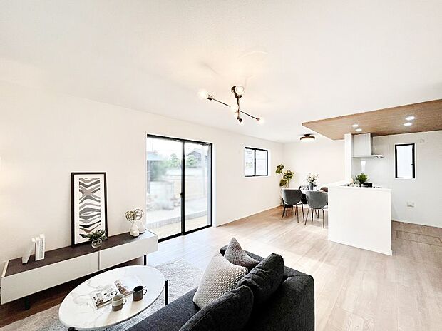 【ダイニング】明るい陽光が注ぎ、寛ぎの雰囲気に満たされるリビングダイニング