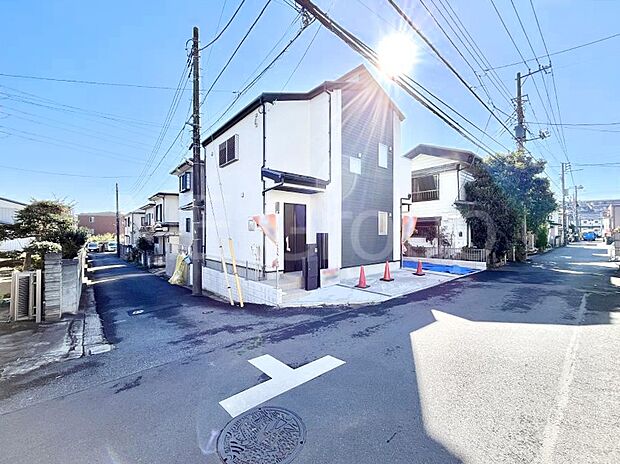 【前面道路含む現地写真】角地なので日当たりも良く、お家が堂々として見えます。