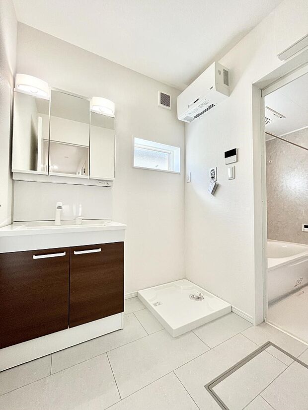 【脱衣場】小窓がついているので湿気の多い場所でも換気が十分行えます。毎日の身支度を気持ち良く！