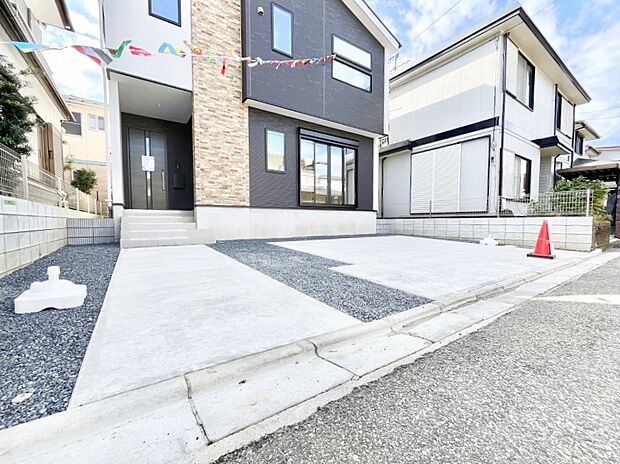 【駐車場】駐車2台可能！急なお客様の駐車に。また、ご家族の自転車スペースとしても大活躍。