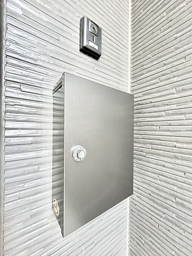 【その他現地】シンプルデザインのポスト。