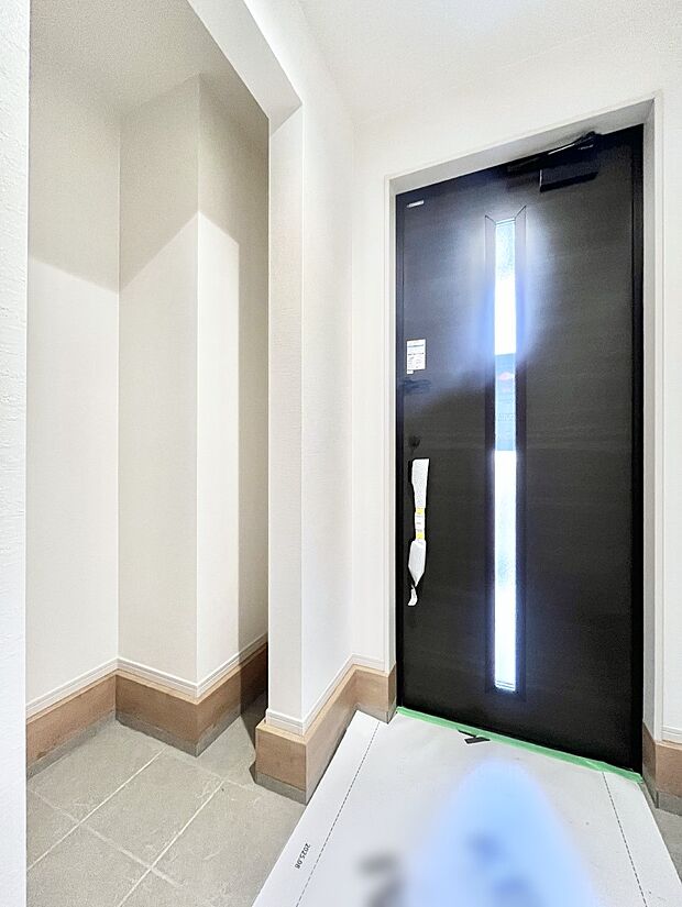 【玄関】シューズインクローク付きの玄関。家族全員の靴や雨具などすっきり収納できます。