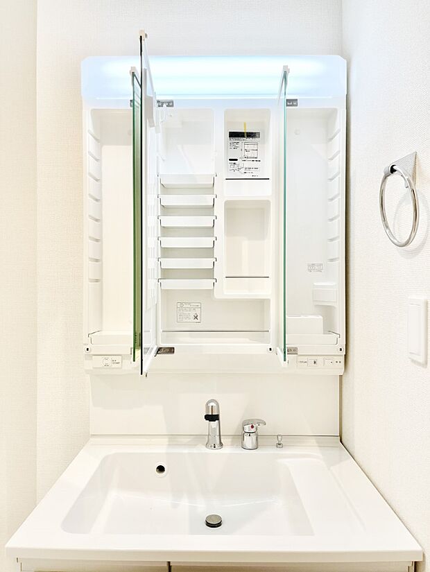 【三面鏡裏収納】三面鏡の裏に、化粧品や衛生用品などを収納可能。洗面台をすっきりと保ちます！