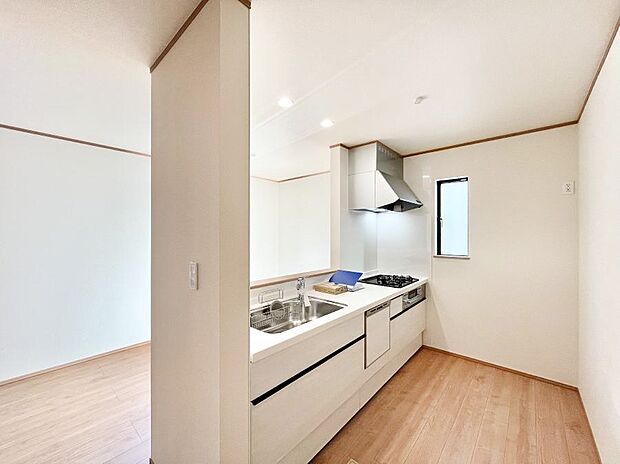 【ダイニングキッチン】料理をしながらでもご家族との会話を楽しめる対面キッチン