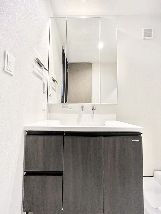 【洗面台・洗面所】スタイリングに便利な三面鏡、ミラーキャビネットで細かい物スッキリ