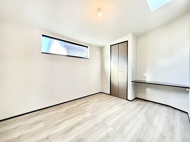 【寝室】洋室にはカウンタースペースを設置。どんなお部屋にするか考えるのが楽しみですね!