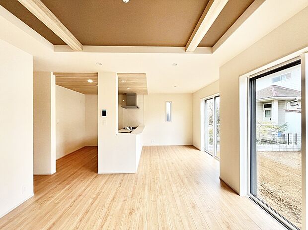 【リビングダイニング】明るい陽光が注ぎ、寛ぎの雰囲気に満たされるリビング・ダイニング。