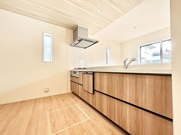 【ダイニングキッチン】料理をしながらご家族との会話を楽しめる対面カウンターキッチン