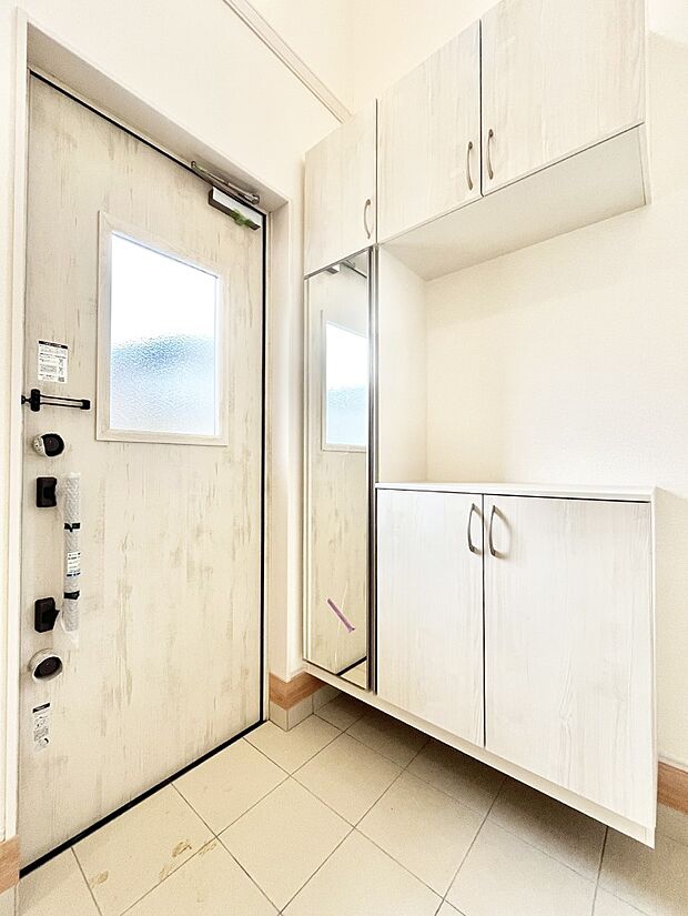 【玄関】明るい玄関はお客様をお出迎えするのにぴったりです!