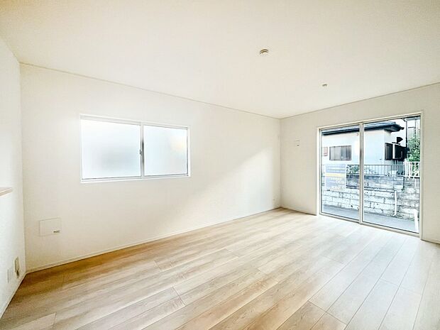 【リビングダイニング】大きな窓からたっぷりの陽光と風を感じられるリビング