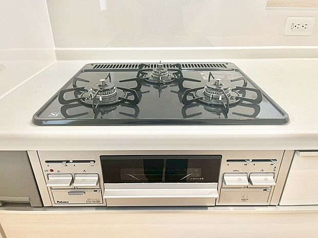 【Siセンサーコンロ】ガスコンロはSiセンサー搭載。火力調節や焦げ付き・消し忘れも防いでくれます。