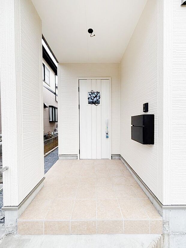 【玄関】シンプルで落ち着いた雰囲気の玄関でご家族やお客様をお出迎え!