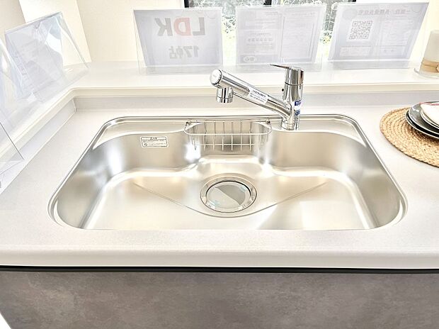 【シンク】広々としたシンクでお料理やお皿洗いもラクラク快適に！