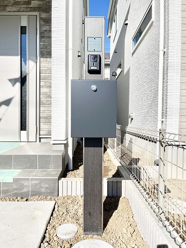 【その他現地】表札・インターホン・ポストをひとつに集約。エントランスになじむシンプルデザイン。