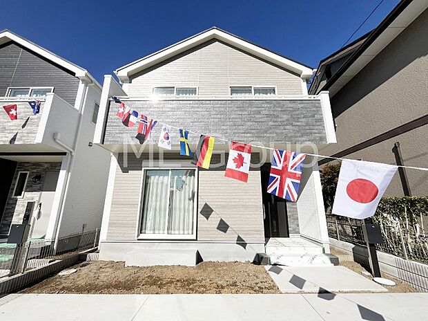 【現地外観写真】暮らしやすさと居心地の良さにこだわったシンプルで飽きのこないデザイン ！