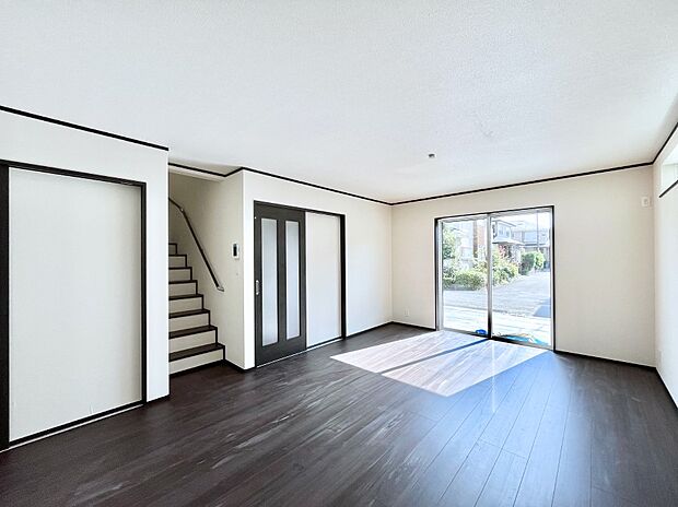 【リビングダイニング】大きな窓からたっぷりの陽光と風を感じられるリビング