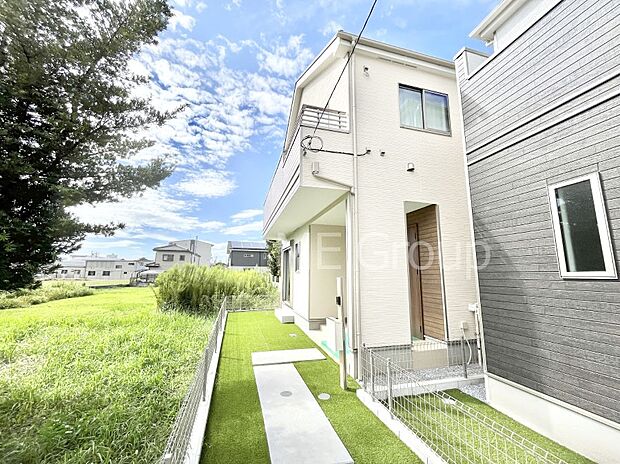 【現地外観写真】たっぷりの陽光と心地よい風が舞い込む住まい 